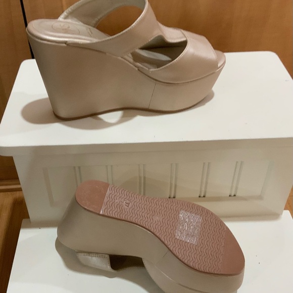 NWOT  subtle shimmer platforms - Picture 5 of 15